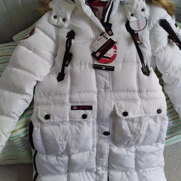 Woman's Winter Coat. White w/black trim. New. Size:M - Picture 2 of 3